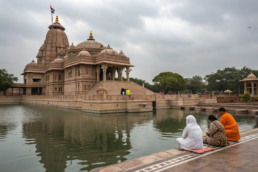 आरती कुंज बिहारी की | संपूर्ण लिरिक्स, अर्थ और लाभ (Aarti Kunj Bihari Ki)